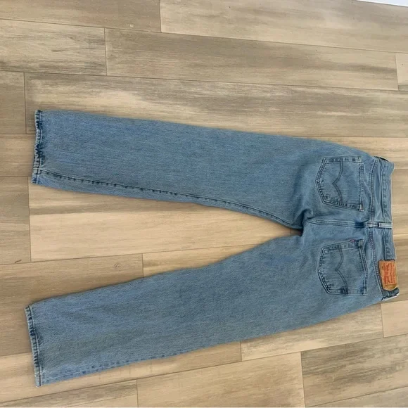 Classic Levi’s 501 Button fly Med wash straight leg jeans. EUC 33x32 - Picture 2 of 4